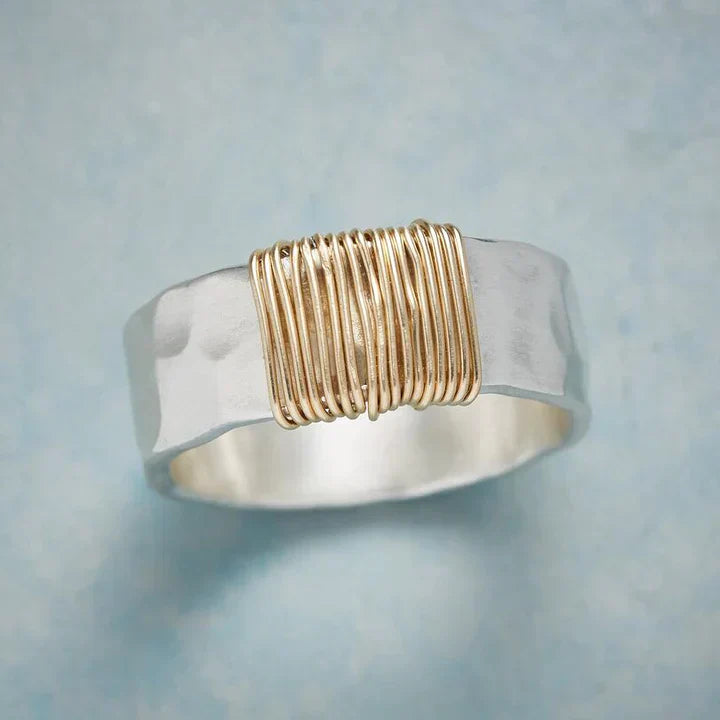 Anello in oro vintage con fili d’argento