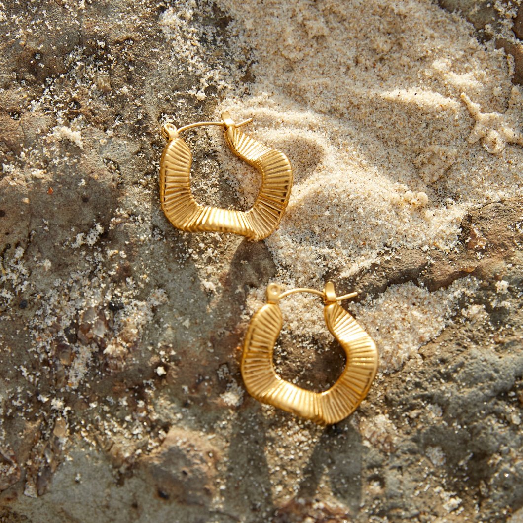 Creole ondulate geometriche in oro